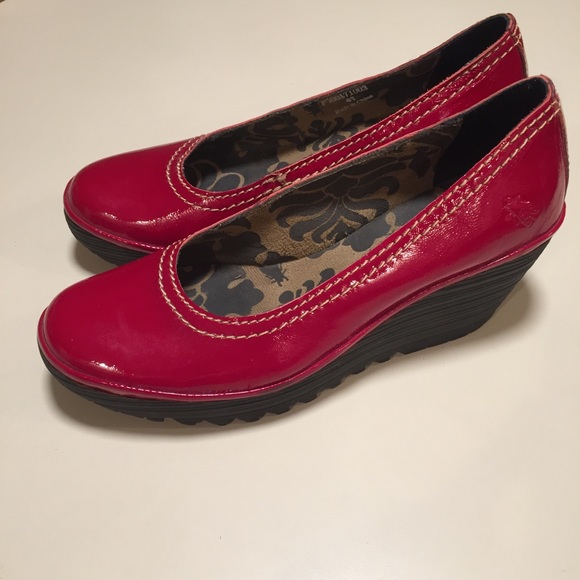 fly london mid wedge pump